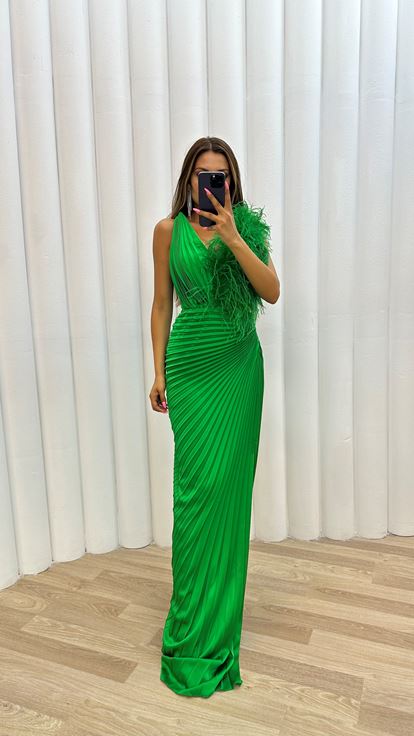 Abito da sera in raso verde plissettato con piume