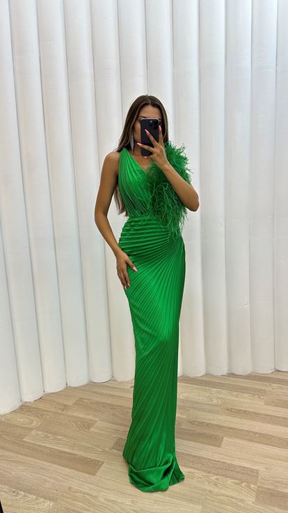 Abito da sera in raso verde plissettato con piume