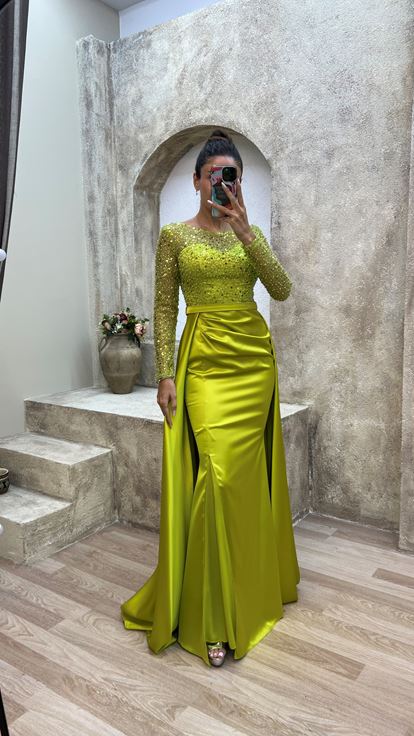 Vestido de noche de satén con detalle de lentejuelas en el pecho amarillo