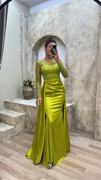 Vestido de noche de satén con detalle de lentejuelas en el pecho amarillo