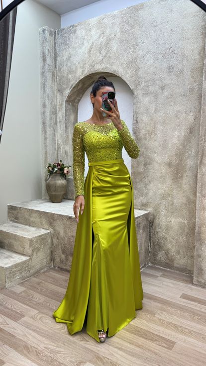 Vestido de noche de satén con detalle de lentejuelas en el pecho amarillo