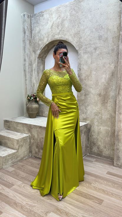 Vestido de noche de satén con detalle de lentejuelas en el pecho amarillo