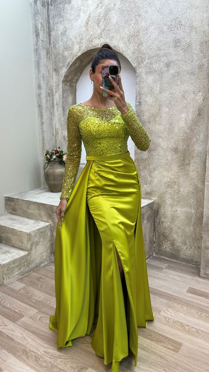 Vestido de noche de satén con detalle de lentejuelas en el pecho amarillo