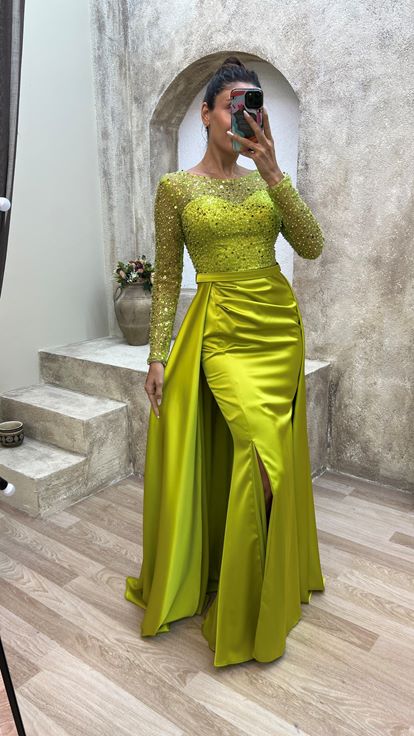 Vestido de noche de satén con detalle de lentejuelas en el pecho amarillo