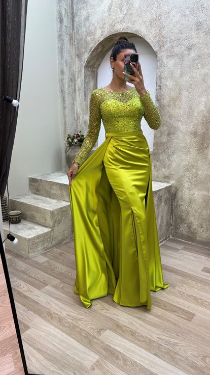 Vestido de noche de satén con detalle de lentejuelas en el pecho amarillo