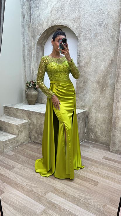 Vestido de noche de satén con detalle de lentejuelas en el pecho amarillo