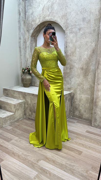 Vestido de noche de satén con detalle de lentejuelas en el pecho amarillo