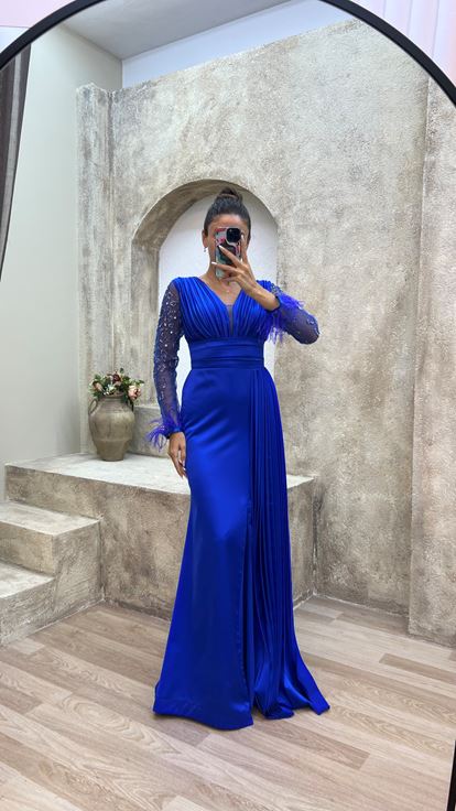 Robe de soirée plissée en satin Saks avec détail de manches