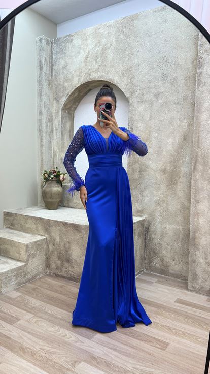 Robe de soirée plissée en satin Saks avec détail de manches