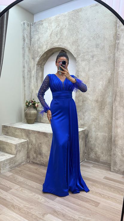 Robe de soirée plissée en satin Saks avec détail de manches