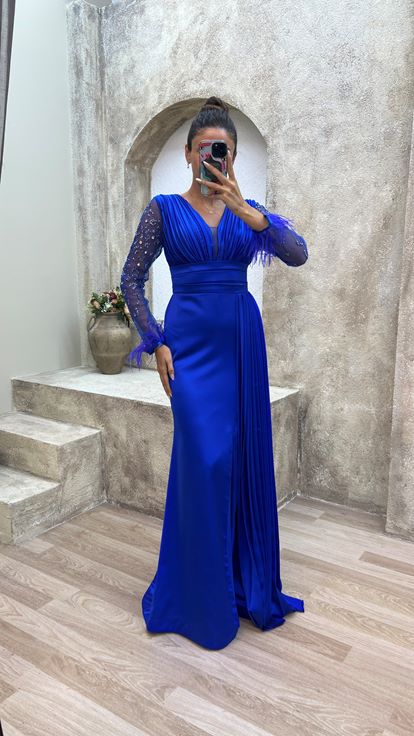 Robe de soirée plissée en satin Saks avec détail de manches