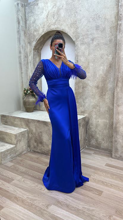 Robe de soirée plissée en satin Saks avec détail de manches