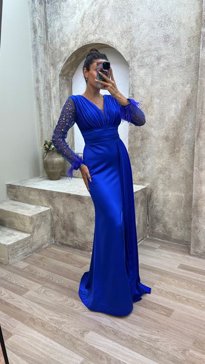 Robe de soirée plissée en satin Saks avec détail de manches