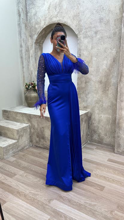 Robe de soirée plissée en satin Saks avec détail de manches