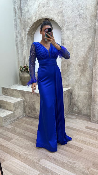 Robe de soirée plissée en satin Saks avec détail de manches