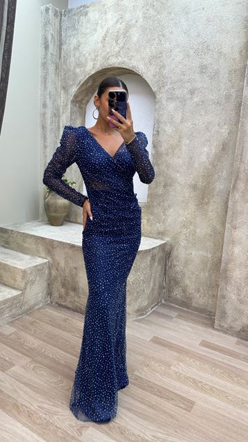 Vestido de noche bordado en piedra con detalle en la espalda con escote en V azul marino