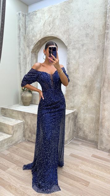 Vestido de noche azul marino transparente con detalle de manga bordada