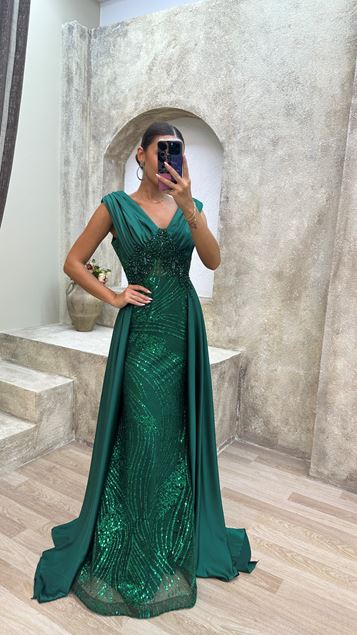 Vestido de noche de satén bordado con detalle de cintura esmeralda