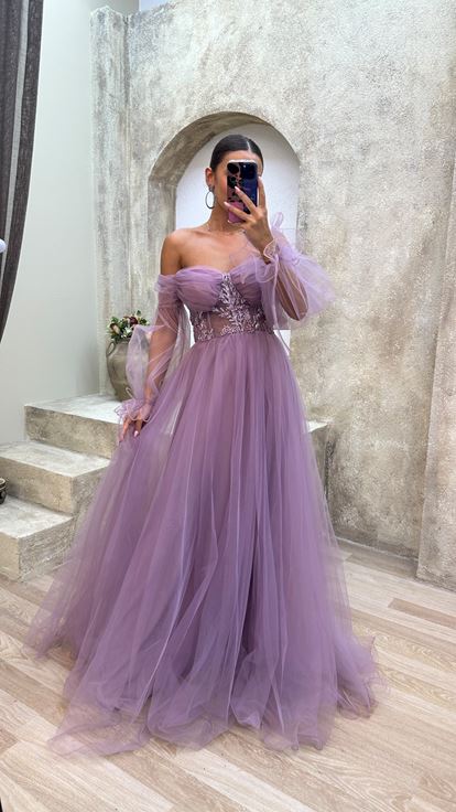 Vestido de noche de tul bordado en el pecho lila