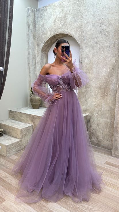 Vestido de noche de tul bordado en el pecho lila