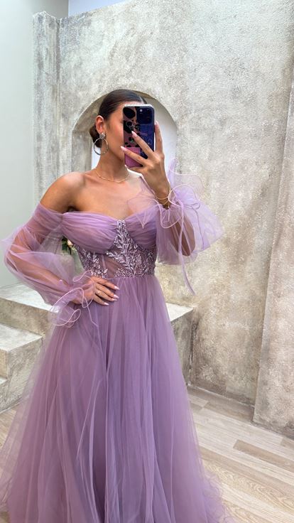 Vestido de noche de tul bordado en el pecho lila