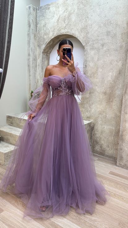 Vestido de noche de tul bordado en el pecho lila