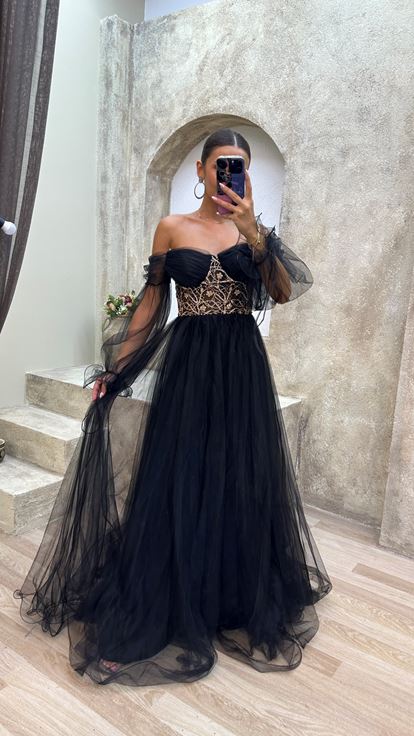 Vestido de noche de tul bordado en el pecho negro