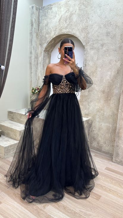 Vestido de noche de tul bordado en el pecho negro