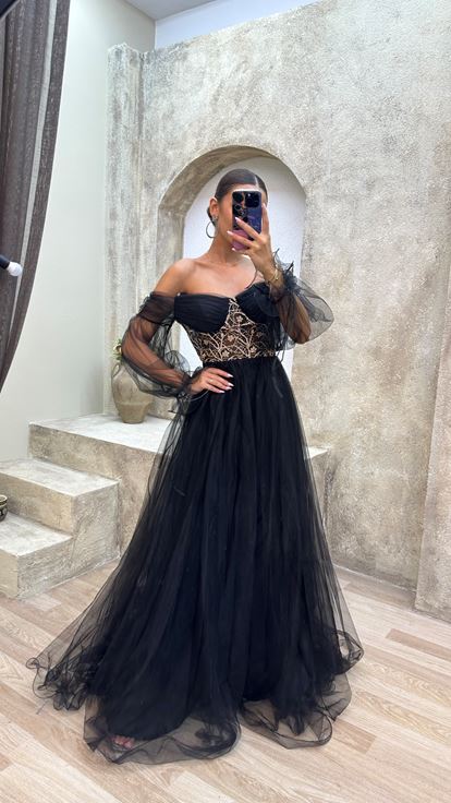 Vestido de noche de tul bordado en el pecho negro