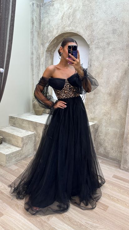Vestido de noche de tul bordado en el pecho negro