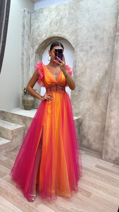 Vestido de noche de tul fucsia con escote en V y detalles transparentes