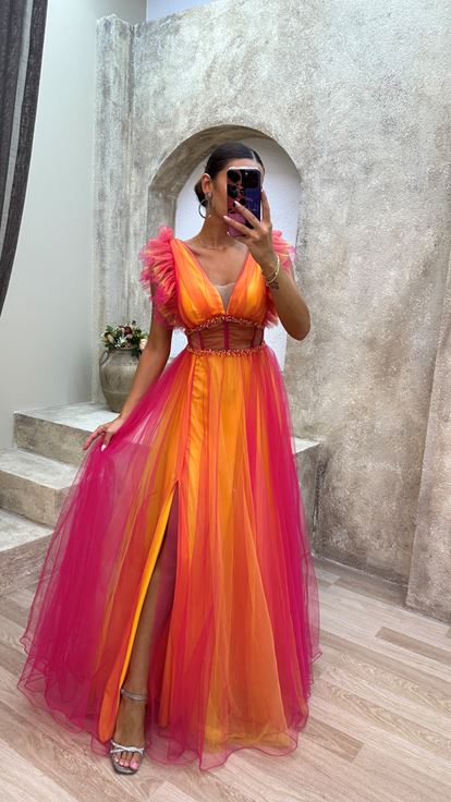 Vestido de noche de tul fucsia con escote en V y detalles transparentes