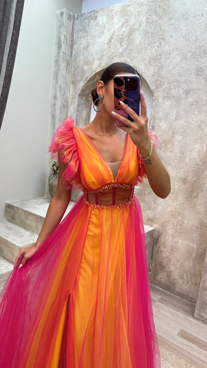 Vestido de noche de tul fucsia con escote en V y detalles transparentes