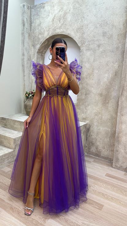 Vestido de noche morado con escote en V y detalles transparentes de tul