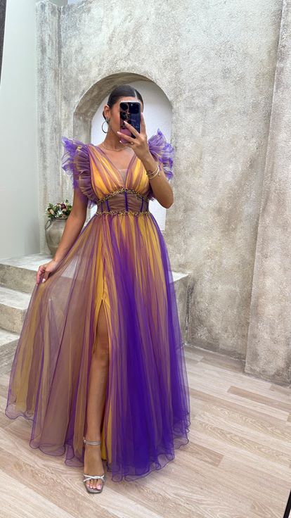 Vestido de noche morado con escote en V y detalles transparentes de tul
