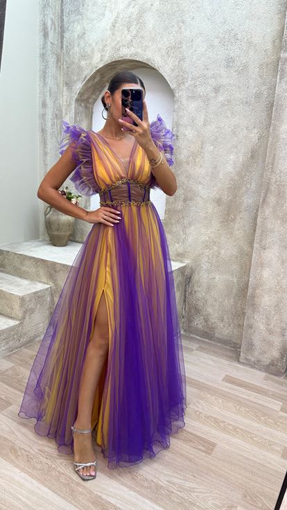 Vestido de noche morado con escote en V y detalles transparentes de tul