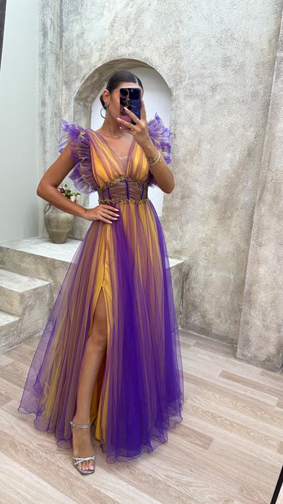Vestido de noche morado con escote en V y detalles transparentes de tul