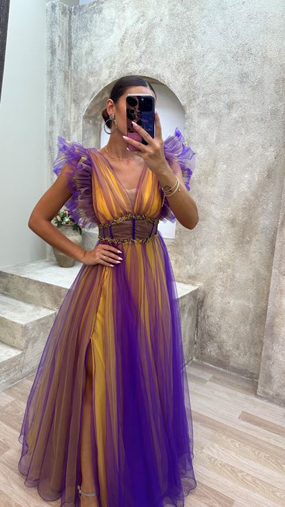 Vestido de noche morado con escote en V y detalles transparentes de tul