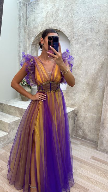 Vestido de noche morado con escote en V y detalles transparentes de tul