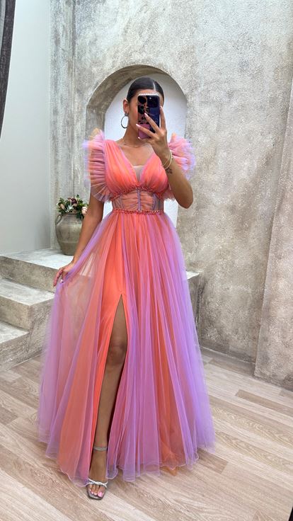 Vestido de noche lila de tul con escote en V y detalles transparentes
