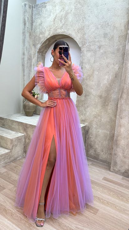 Vestido de noche lila de tul con escote en V y detalles transparentes