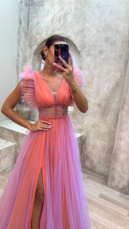 Vestido de noche lila de tul con escote en V y detalles transparentes