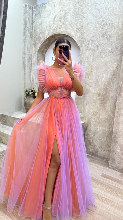 Vestido de noche lila de tul con escote en V y detalles transparentes