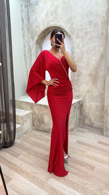 فستان سهرة بثنيات وتفاصيل صدر واحدة باللون الأحمر