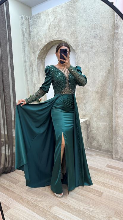 فستان سهرة من الساتان بتفاصيل زمردية في الخلف وصدر مطرز