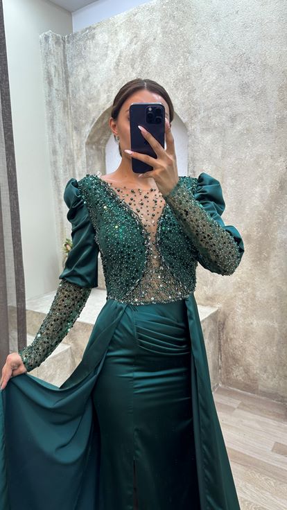 فستان سهرة من الساتان بتفاصيل زمردية في الخلف وصدر مطرز
