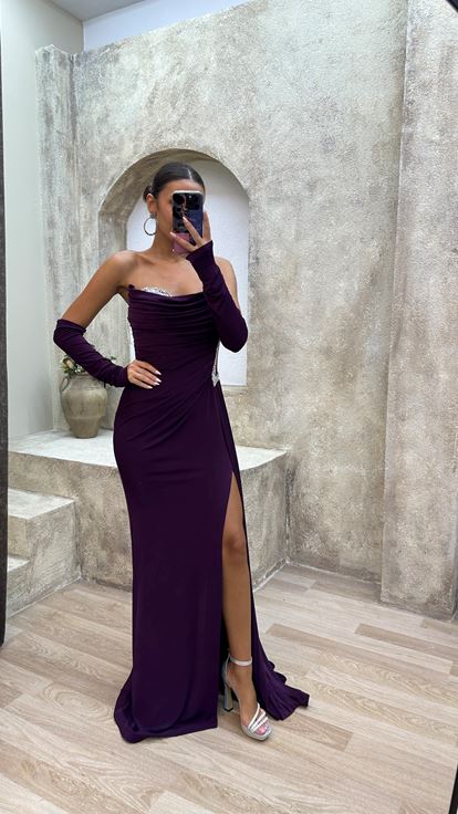 Vestido de noche de satén bordado con cordón en el pecho sin tirantes de ciruela