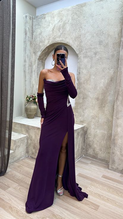 Vestido de noche de satén bordado con cordón en el pecho sin tirantes de ciruela