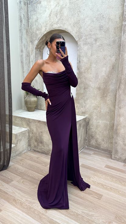 Vestido de noche de satén bordado con cordón en el pecho sin tirantes de ciruela