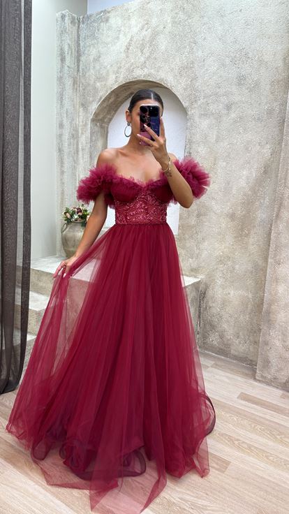 Vestido de noche de tul bordado en el pecho con detalle de hombros fucsia